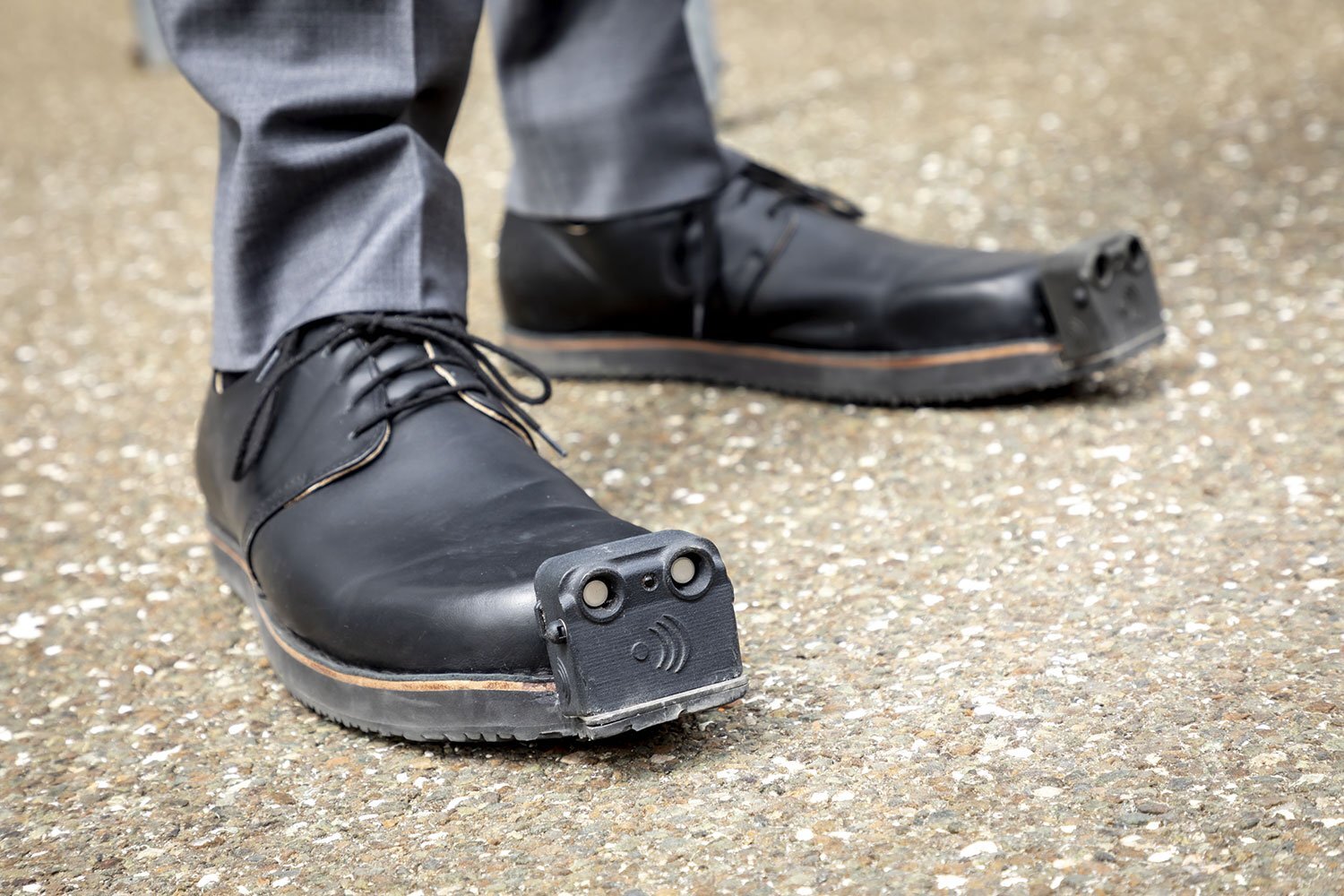 دام برس : دام برس | شركة سويدية تكشف عن حذاء بديل عن عصا المكفوفين